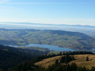 Aussicht von der La Berra,( Freiburger Alpen) mit Lac de Gruyère,Giblaux und den Jurahöhen am Horizont.